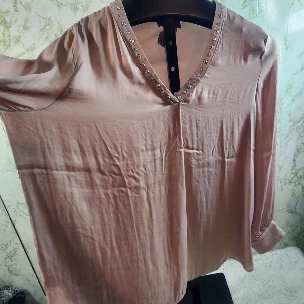 CARMEN MARC VALVO Beautiful Pink Vneck Blouse